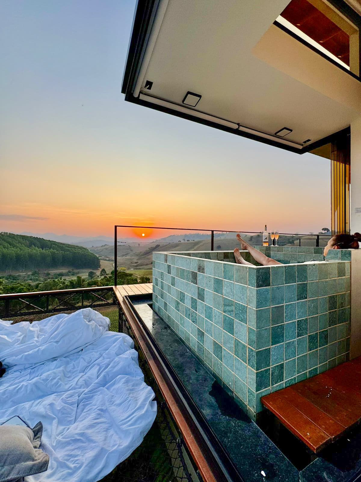 SPA com piscina infinita aquecida e vista para a Serra da Mantiqueira ao pôr do sol